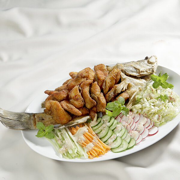 salad cá chiên giòn